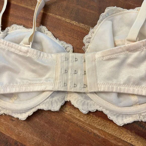 Victoria's Secret Womens Bra Hook & Eye Adjustable Strap Cream Size 36C - Picture 2 of 4
